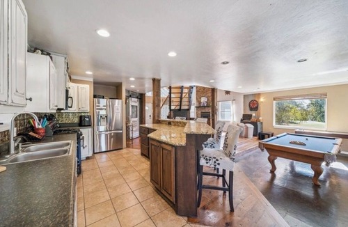 Eufaula House | 80’s Retro Themed Lakefront with Amazing Views Game Rm Open Cabin-Fiber WiFi