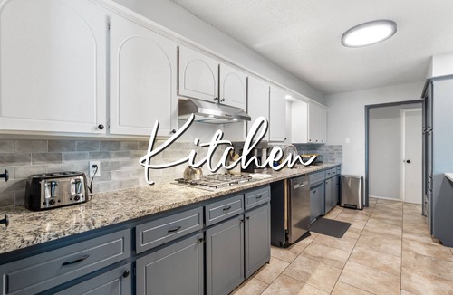 Central Oklahoma City House | 8BR Bethany home near SNU & Wiley Post. Fenced yard, full kitchen. Sleeps 14. #RS