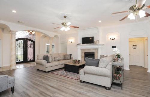 Humble House | 8BR Sleeps 17 Private Backyard IAH/Downtown