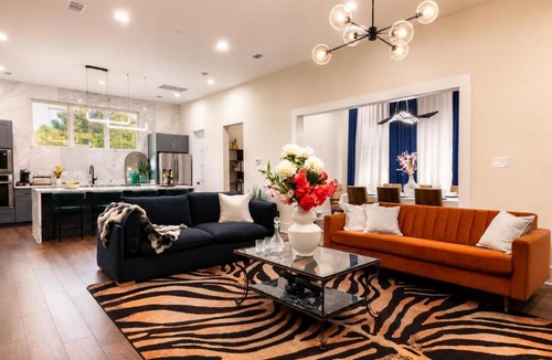 Washington Ave./ Memorial Park House | 8BR Twin Bldg w Rooftops Near Dtown Pet-Friendly