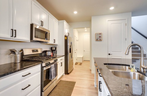 Commerce City House | 9 Mi to Airport: Commerce City Townhome w/Deck