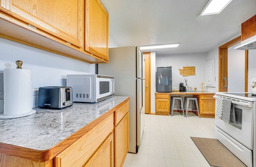 George House | 9 Miles to Gorge: 18 Min to Quincy Home w/yard