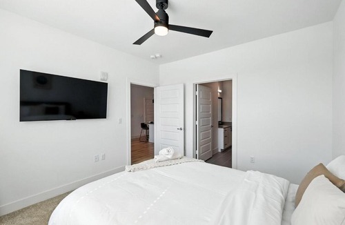Fort Worth Apartment | 95 Luxury 2B2B Condo DT Fort Worth, Resort Style Pool & Gym, Golf Simulator, 7M to Dickies Stadium, 15M to AT&T stadium