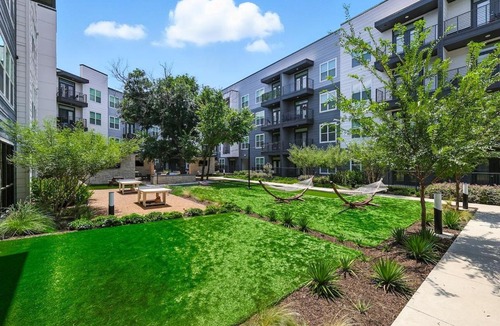 Fort Worth Apartment | 95 Luxury 2B2B Condo DT Fort Worth, Resort Style Pool & Gym, Golf Simulator, 7M to Dickies Stadium, 15M to AT&T stadium