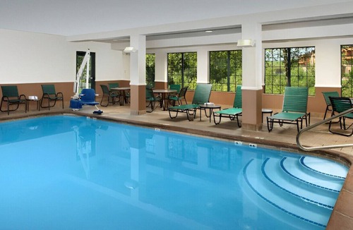 I-435 West KC-KS House | A Blissful Vacation for Couples! Free Breakfast