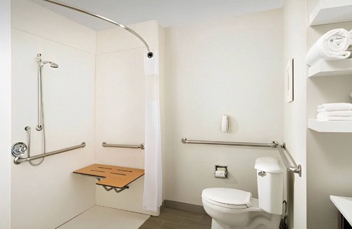I-435 West KC-KS House | A Blissful Vacation for Couples! Free Breakfast