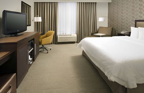 I-435 West KC-KS House | A Blissful Vacation for Couples! Free Breakfast