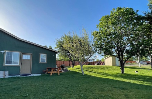 Corvallis Apartment | A comfortable retreat to relax. Amazing mountain-views & pet friendly.