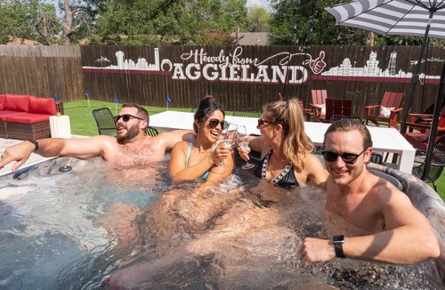 College Station House | A&M LUXURY GAME DAY HOUSE - 1 mile to Kyle Field, Hot Tub, Fire Pit, Golf