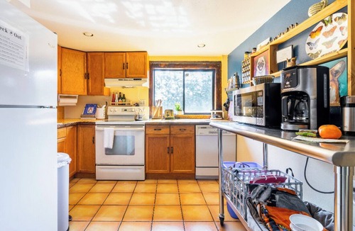 North Beacon Hill Apartment | A PINK DOOR WELCOME near eateries breakfast + parking included