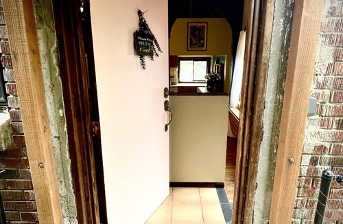 North Beacon Hill Apartment | A PINK DOOR WELCOME near eateries breakfast + parking included