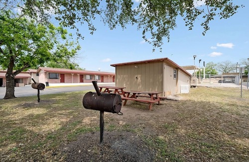 Beeville House | A Place You'll Surely Enjoy! Free Parking, Pets Allowed