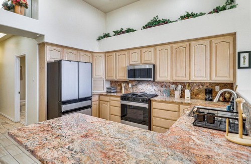 Westside House | ABQ Townhouse w/Mtn-View Balcony: Pets Welcome!