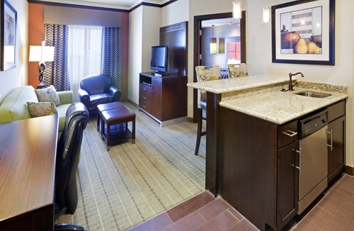 Irving Apartment | Accessible 1BR Suite w/Kitchen | Free Breakfast!