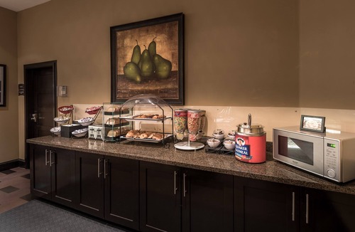 Irving Apartment | Accessible Queen Studio | Kitchen & Free Breakfast