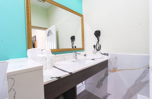 George Bush Park/Eldridge Hotel | Accommodating Villa for Families, Close to Local Attractions - 4 Rooms!