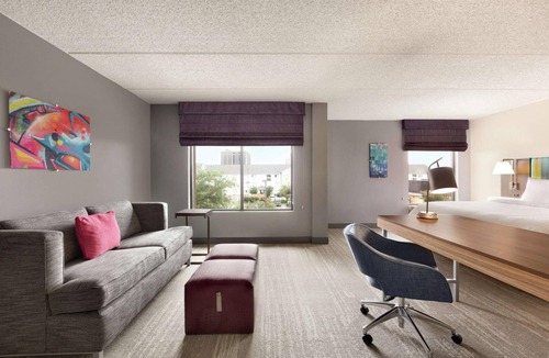 US 290 Hotel | Accommodation for Big Groups | Pet-Friendly | Free Onsite Parking Available