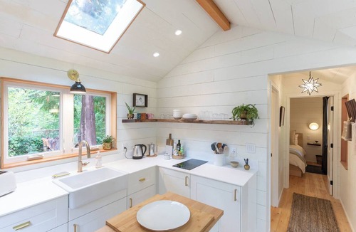 Rollingbay Cottage | Adorable 1-bedroom cottage with AC on beautiful Bainbridge Island