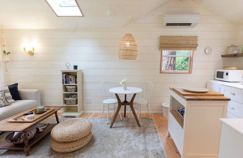 Rollingbay Cottage | Adorable 1-bedroom cottage with AC on beautiful Bainbridge Island