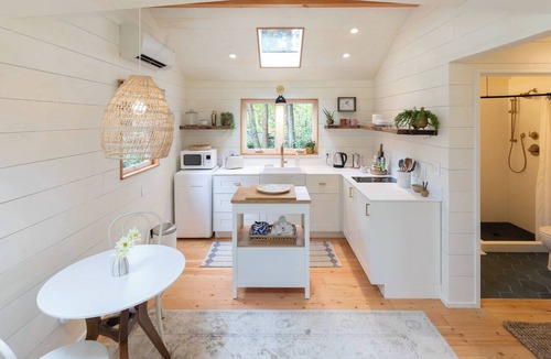 Rollingbay Cottage | Adorable 1-bedroom cottage with AC on beautiful Bainbridge Island