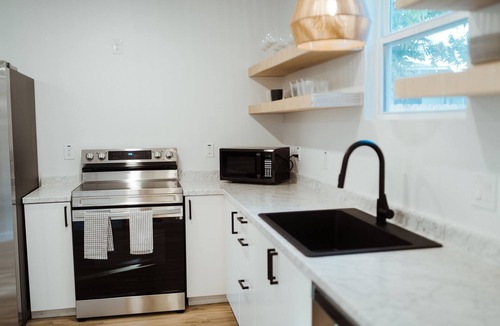 Waco House | Adorable Studio - Private Patio - Dream Kitchen