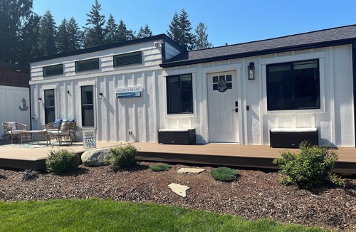 Bonney Lake House | Adorable Tiny Home on Lake Tapps with AC, WiFi, and Mountain Views!