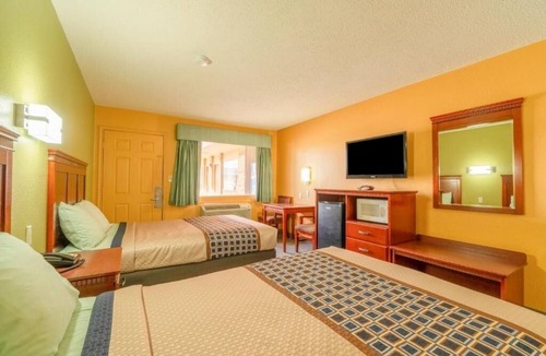 Denver City Hotel | Affordable 3-Room Escape w/2 Full Beds & Wi-Fi for Travelers