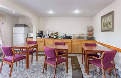 Austin Ave. Hotel | Affordable and convenient unit in Knights Inn Franklin Ave Waco, Parking, Pet-Friendly! Near Cameron Park & Zoo