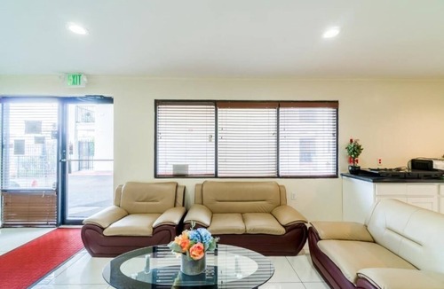 FM 1960 Hotel | Affordable King-Bed Room Ideal for Pet Owners at Houston Stay