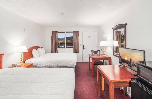Renton Hotel | Affordable Room Near Scenic Gene Coulon Beach Park – Just 2.7 Miles!