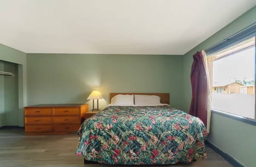 Clute Hotel | Affordable Room Near Sea Center Texas + Free Parking for Convenience