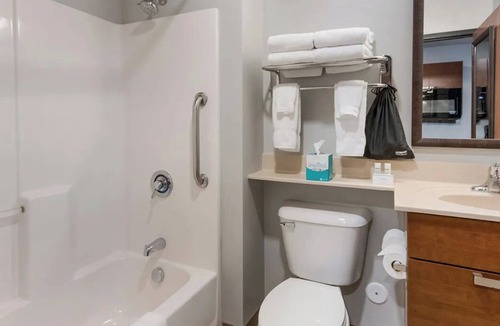 Altoona Hotel | Affordable Room Perfect for Exploring Des Moines Area Spots