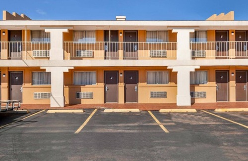 Elk City House | Affordable Stay! FREE Parking, Close to Ackley Park and National Route 66 Museum