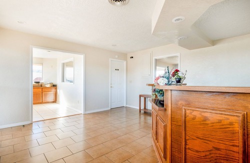 Elk City House | Affordable Stay! FREE Parking, Close to Ackley Park and National Route 66 Museum