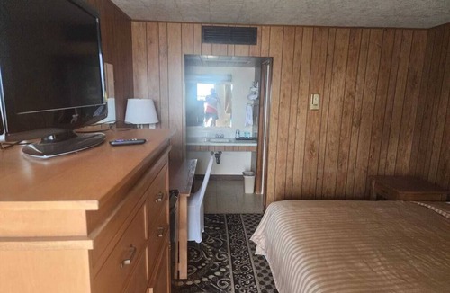 Quinter Hotel | Affordable Stay in Quinter with King Bed Perfect for Road Trip Enthusiasts