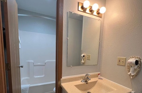 Nebraska City Hotel | Affordable Stay w/Free Parking - Wildwood Golf Course - 3.3 miles away