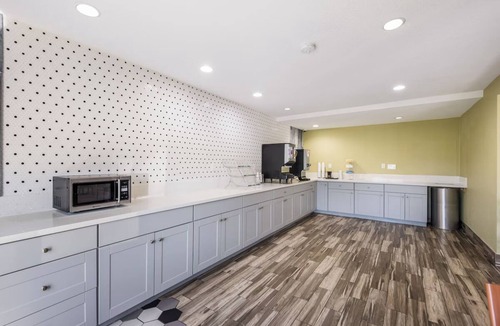Lovington Hotel | Affordable Suite Perfect for Romantic Couple Getaway Near Downtown