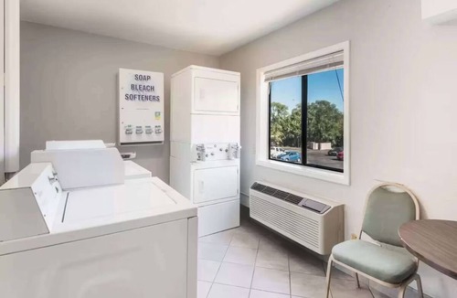 Lovington Hotel | Affordable Suite Perfect for Romantic Couple Getaway Near Downtown