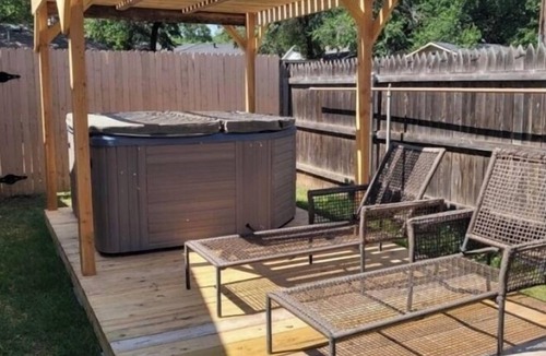 Heart of Lubbock House | African Oasis- king bed, hot tub