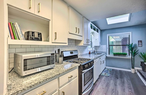 North Garden Acres House | Aggie Game Day Retreat ~ 1 Mi to Texas A & M!