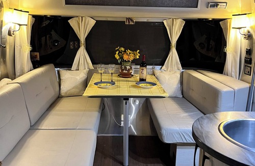 Lake Forest Park House | Airstream Meadow View, Creek & Wildlife - Light Rail to DT Seattle easy