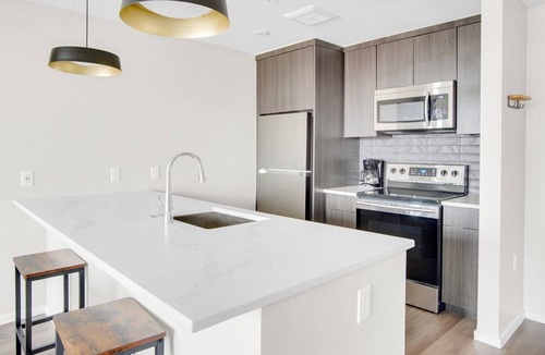 Hale Apartment | Airy Congress Park 2BR w/ Gym & Pool, near shops & dining, by Blueground