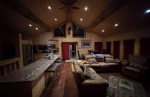 Albany Cabin | Albany Lodge, Aspen Creek Cabin is located in Albany. For Sale By Owner