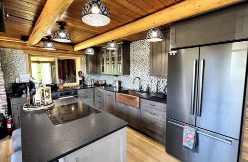 Eatonville House | Alder Lake Retreat Near Mt. Rainier, Sleeps 10, Swimming Pond, Jacuzzi, A/C,