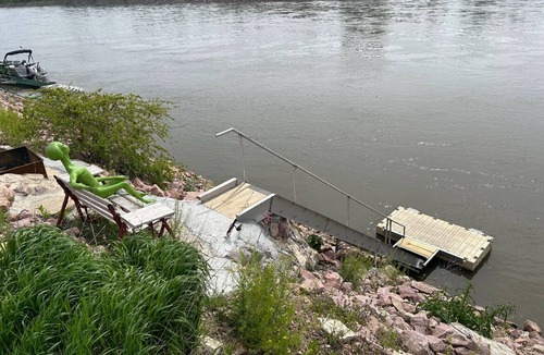 Dakota City House | Alien Point Riverfront home for a relaxing getaway