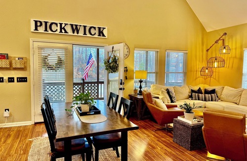 Counce House | All Decked Out- Elegant Pickwick Lake Living, Sleeps 10