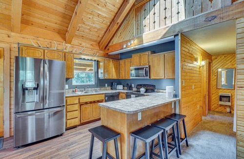 Alpine Cabin | Alpine Cabin w/Deck: 3 Mi to Luna Lake!