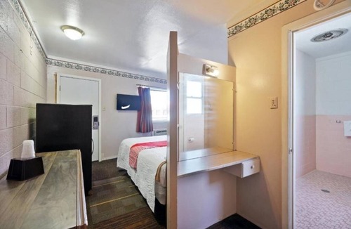Alpine Hotel | Alpine Stay: Pet-Friendly Room with Private Bathroom Near Local Attractions