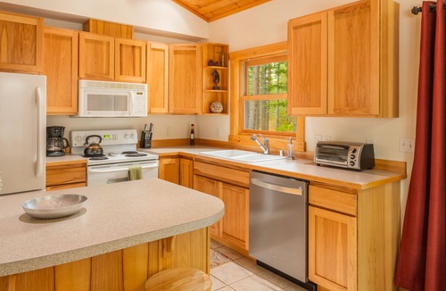 Winthrop Cabin | Alpine Woods cabin close to trails, ski in/out