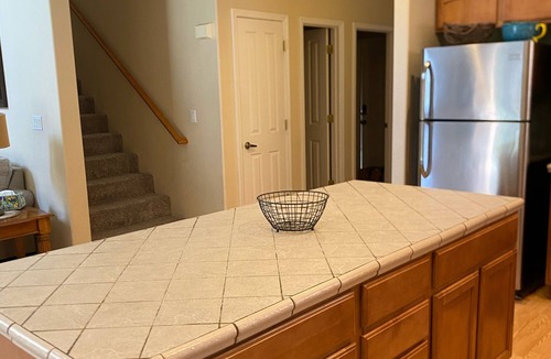 Taylor Ranch House | Amazing 4-bedroom: AC, WiFi, 2 car garage with river view in NW Albuquerque